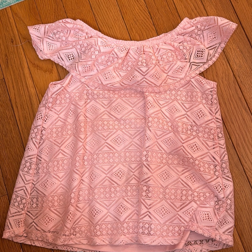 Super cute baby pink off shoulder ruffle top! Can be worn off shoulders or not.